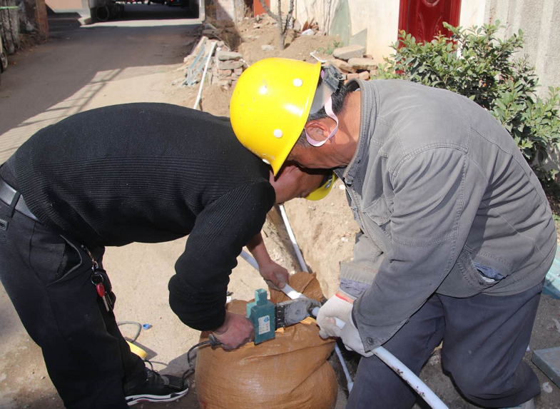 管道改造正忙时  春风送暖沐百姓